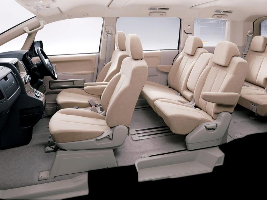 Интерьер Mitsubishi Delica D:5 2007 года  (фото 24 из 31)